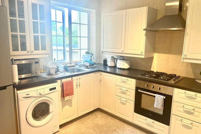 Flat to rent in Highfield Road, Northwood
