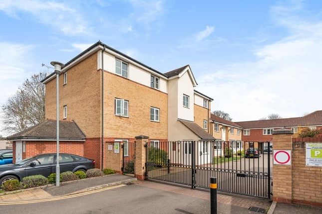 Property For Sale In Sherriff Close Esher Kt10 Buy Properties In Sherriff Close Esher Kt10 Zoopla