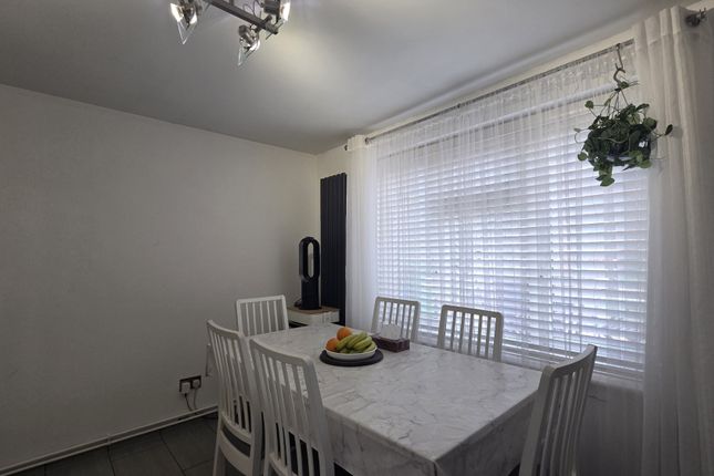 62, Canterbury Avenue, Slough photo 4