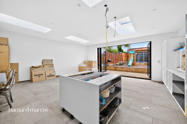 124, Tolworth Rise South, Surbiton photo 2