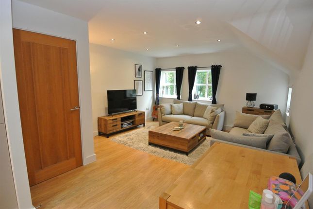17, Great Charta Close, Englefield Green photo 4