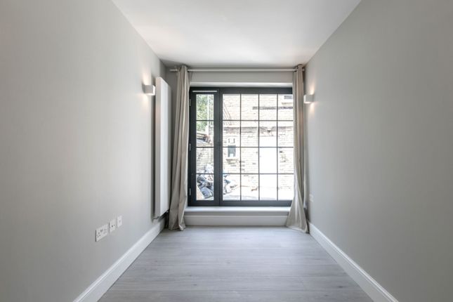 95 Russell Road, London photo 4