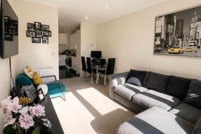 SNG SO - Flat 2, Echo Court, 1, Telegraph Avenue, London photo 2