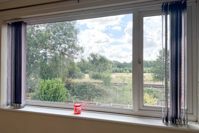 19, Woodside Court, Attleborough photo 3