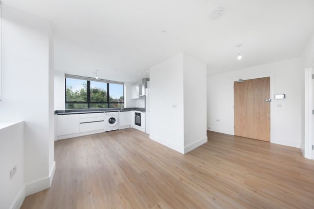 Thumbnail Flat to rent in Shirley Road, Enfield