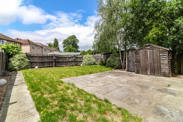 11 West Drive, Watford photo 4