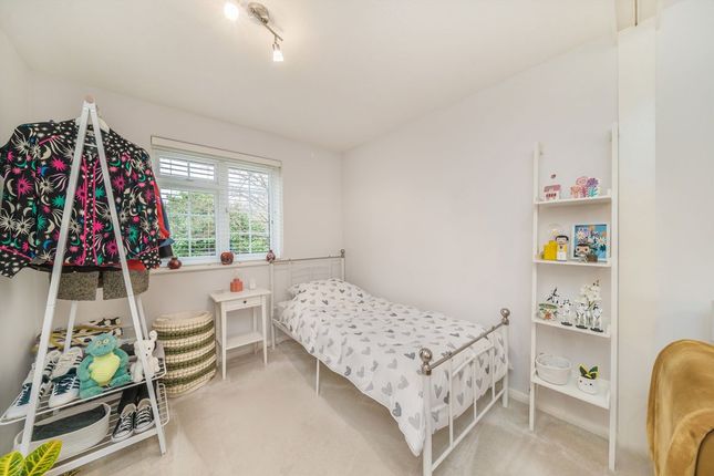 15, Finnart Close, Weybridge photo 4