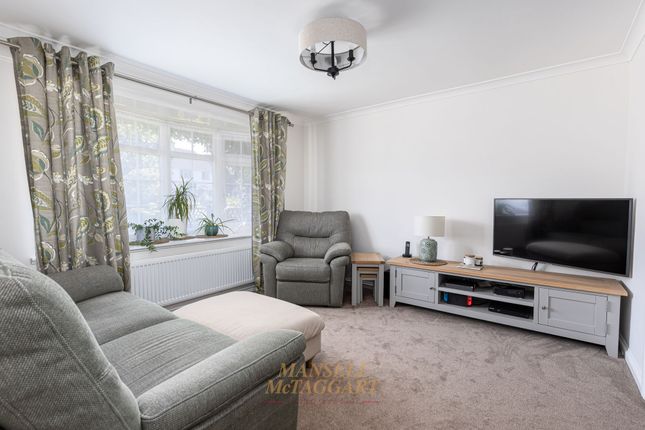 8 Hermits Road, Crawley photo 3