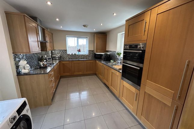 26, Lucy Baldwin Close, Stourport-On-Severn photo 3