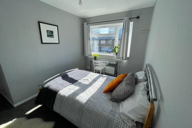 Room 5- £850 Available From 01/09/2025