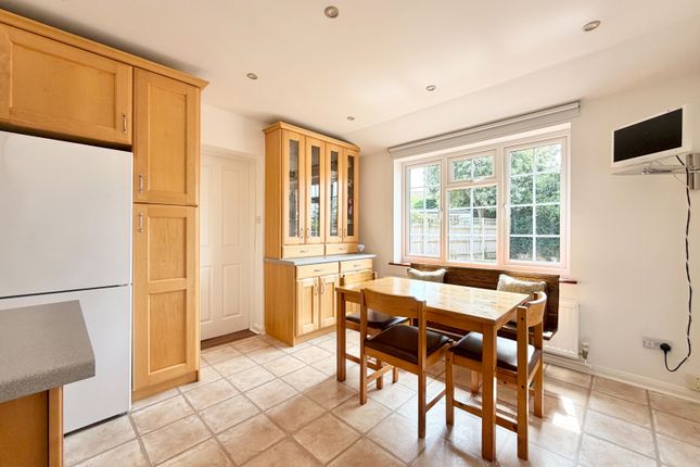 27, Grove Gardens, Tring photo 3