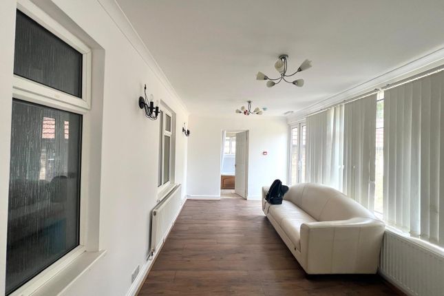 5-bed house on 15, Coppice Drive, Wraysbury, Staines, £4,850/mo