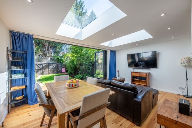 Challoners Close, East Molesey photo 3