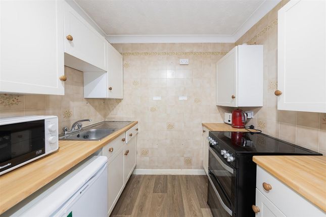 17 Homewell House, KIDLINGTON, Oxon photo 3