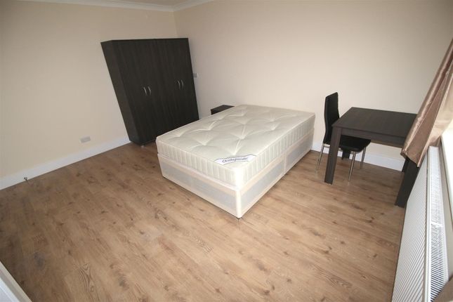 Room 4, 2, Drummond Drive, Stanmore photo 3