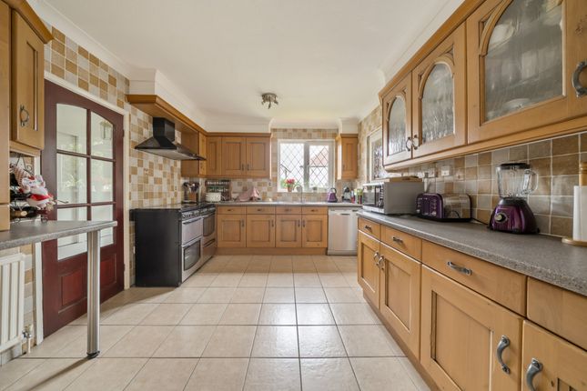 2 Rosebery Crescent, Old Woking, Woking photo 4