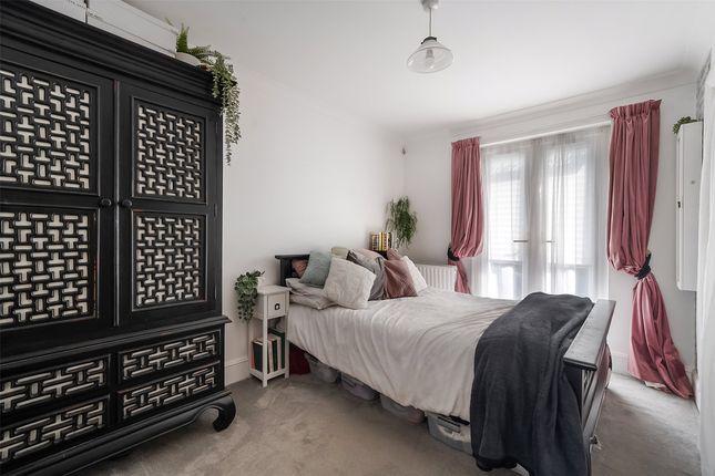 Flat 26, Townfield Court, 32, Horsham Road, Surrey photo 4