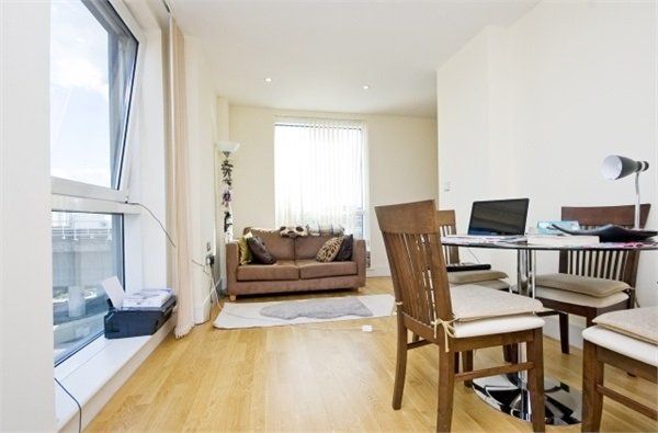 Flat to rent in Wharfside Point South, 4 Prestons Road, London