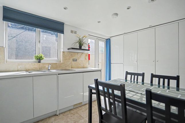 954, London photo 5