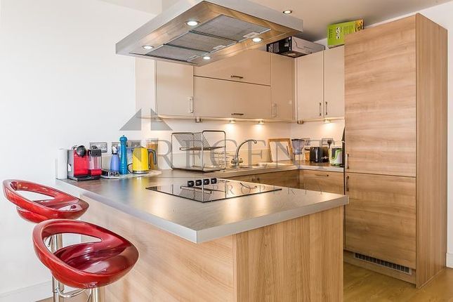 Flat 46, 46 Chamberlain Court, Silwood Street, London photo 3