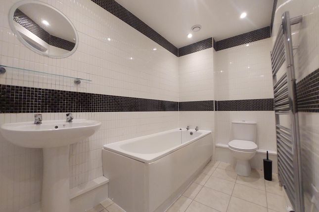 2 Lockwood Court Todd Close, Borehamwood photo 4