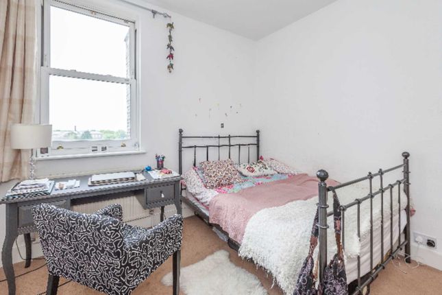 Flat to rent in Market Road, London