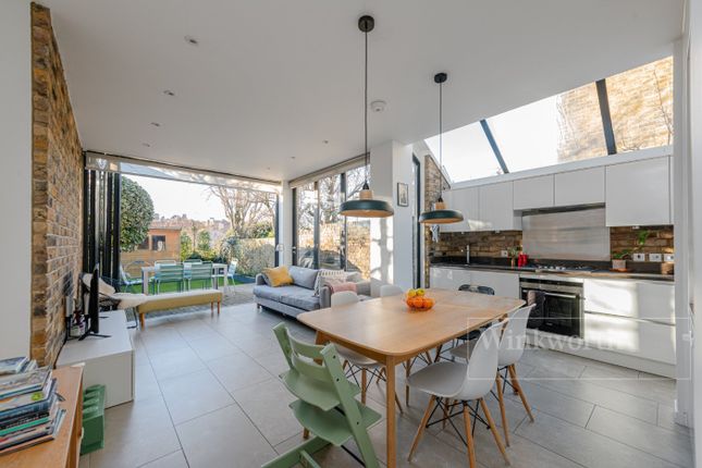 Thumbnail Flat for sale in Bathurst Gardens, London