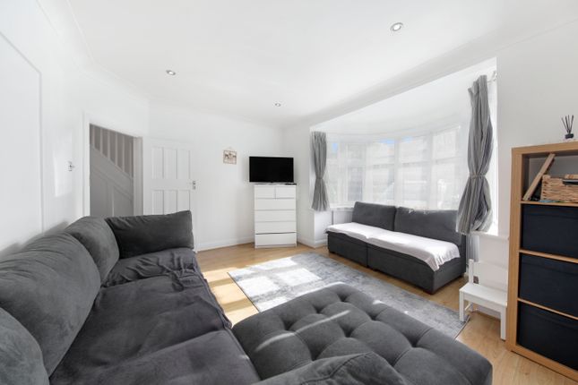 Hughenden Avenue, Kenton photo 4