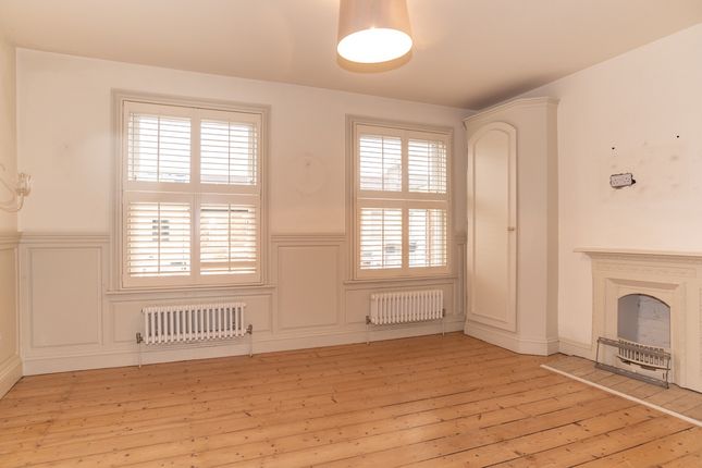 Terraced house to rent in Glenthorne Road, London