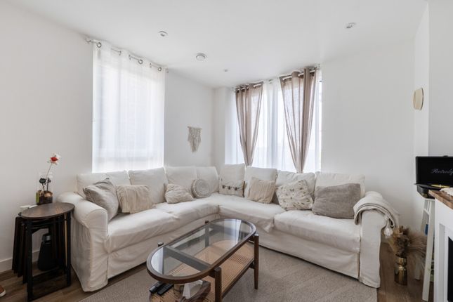 3 Fell Road, Croydon photo 3