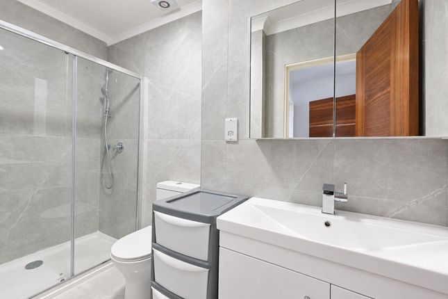 702 Woolwich Road, London photo 4