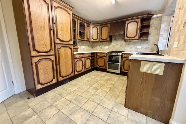 13, Athlone Rise, Leeds photo 4