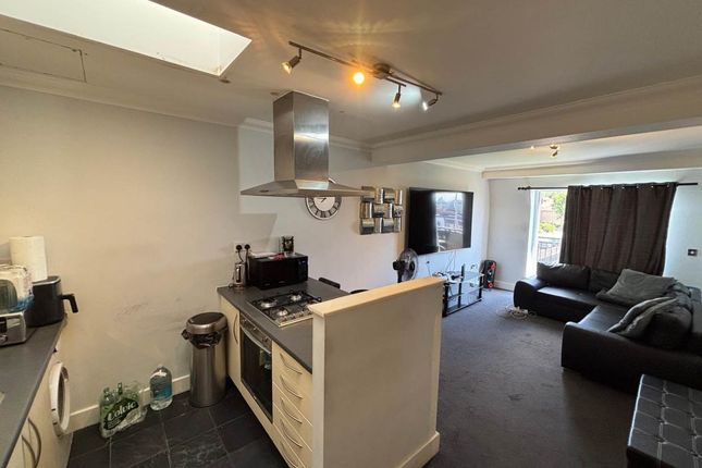 15, Central Court, Chigwell photo 3