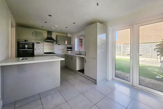 37, Heasman Place, Horsham photo 2