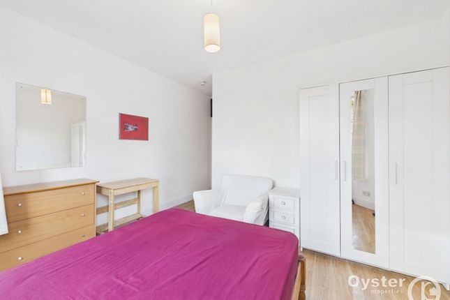 Room D, 40 The Limes Avenue, London photo 2