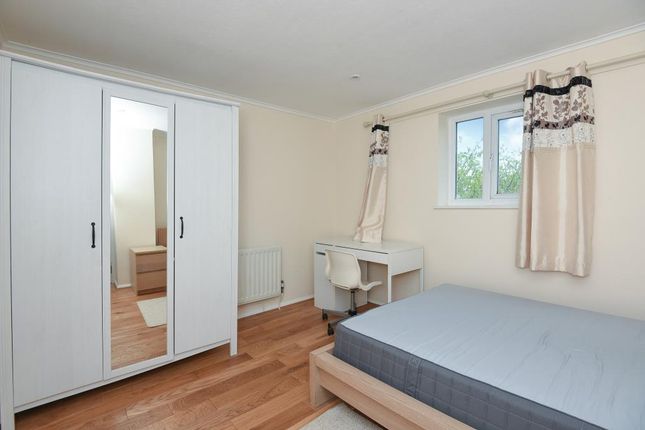 Room to rent in Sunderland Avenue, Summertown
