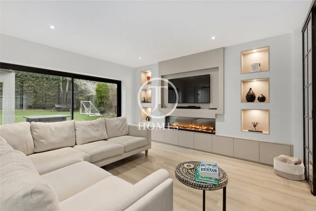 1, Edgeworth Crescent, London photo 3
