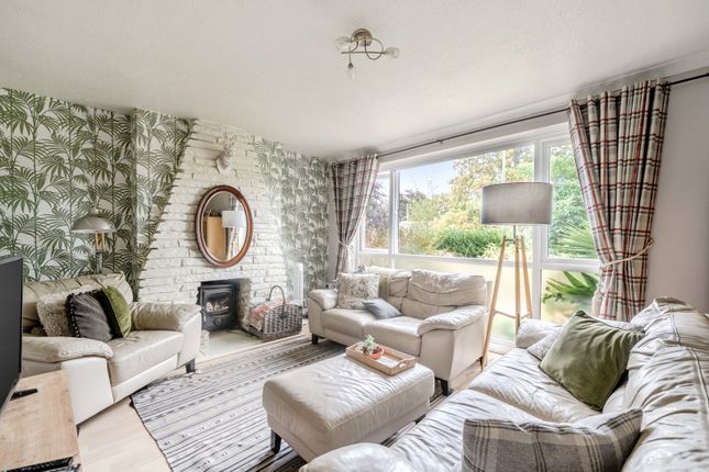 1, Barton Close, Addlestone photo 4