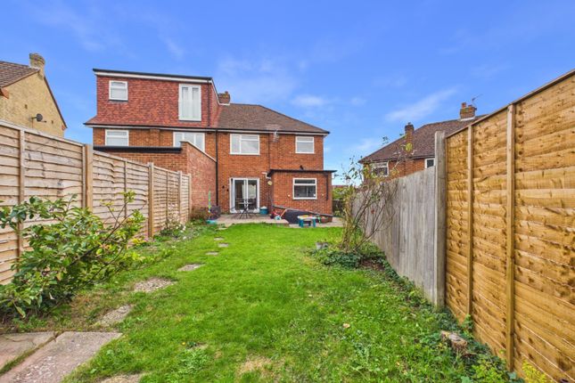 Hatters Lane, Buckinghamshire photo 3