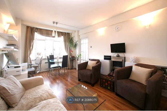 Flat to rent in Trinity Court, London