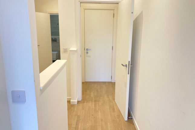 Flat to rent in Very Near Riverbank Way Area, Brentford