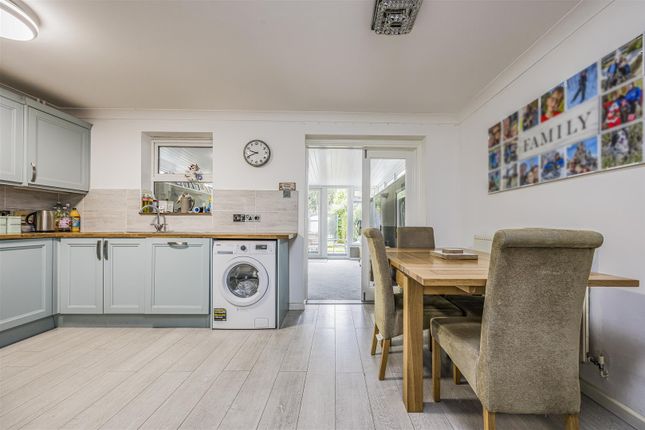 29, Forsythia Close, Havant photo 3