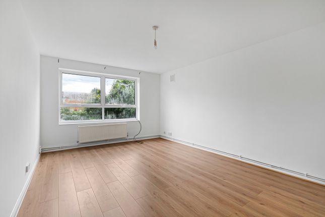 Thumbnail Flat to rent in Chase Side, London