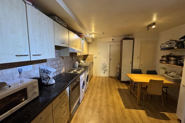 Room 2, 41 Buckingham Close, London photo 4
