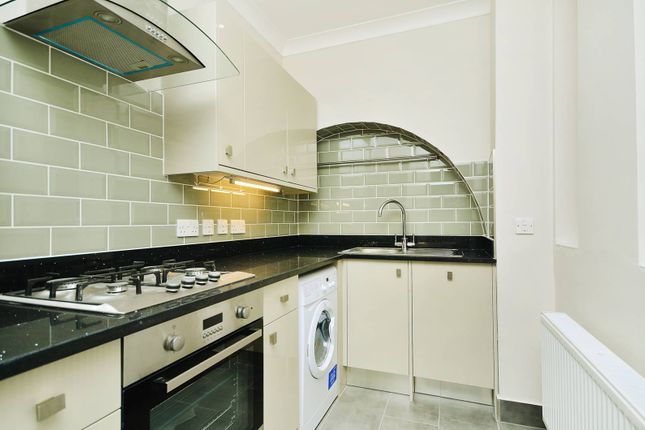Flat to rent in Electric Avenue, Brixton, London