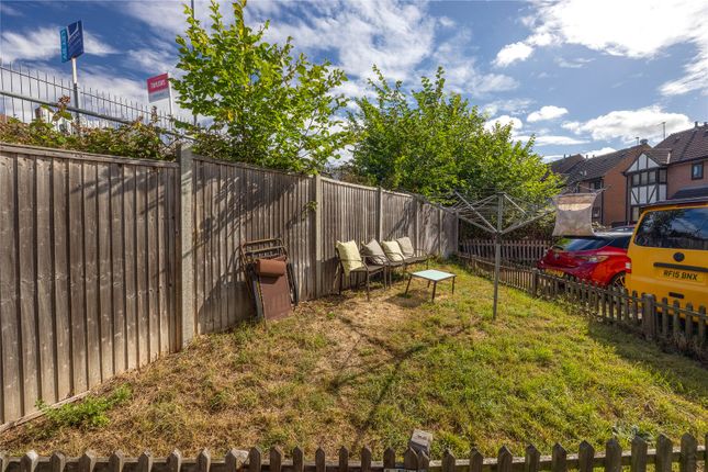 32, Queensbury Close, Bedfordshire photo 4