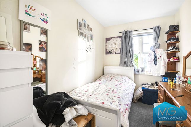 Flat for sale in Thornbury Close, Mill Hill