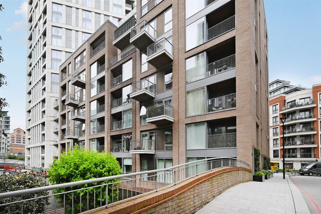 Flat to rent in Countess House, Chelsea Creek, London