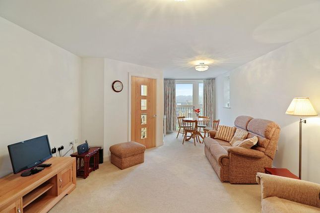 Flat for sale in Beaconsfield Road, Farnham Common, Slough