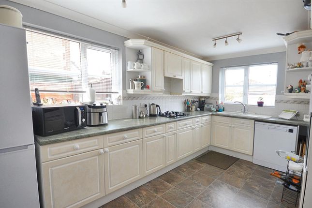 11, Swallowfields, Gillingham photo 3